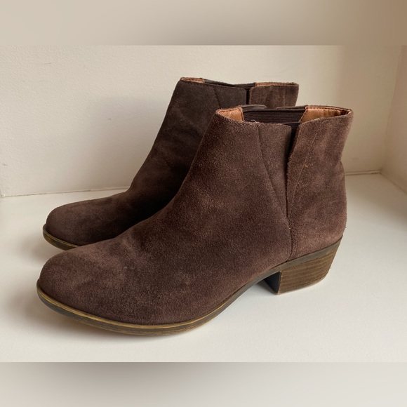 New Lucky Brand Pogan Brown Suede Chelsea Boot Bootie - Size 6.5 - Picture 4 of 9